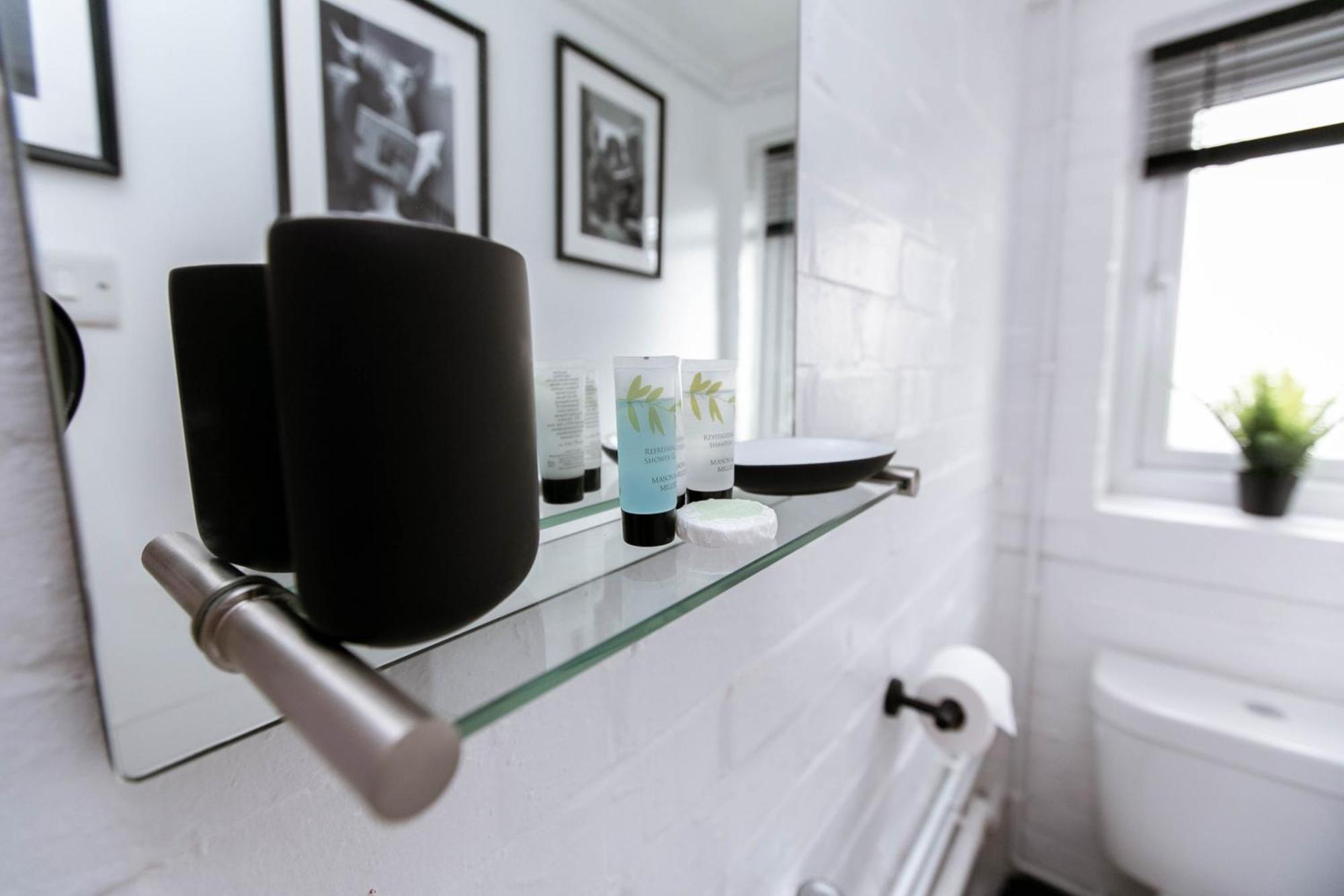 Smart Modern With Free Parking, Wifi, Close To Town, Hospital, Uni, Quiet Area, Contact For Prices *