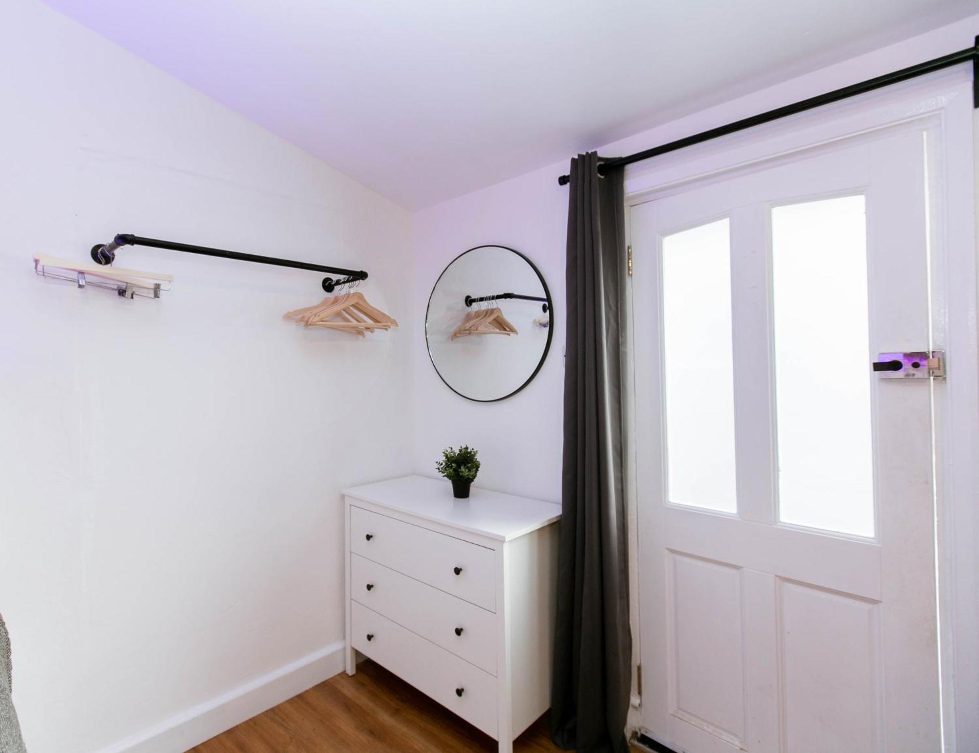 Smart Modern With Free Parking, Wifi, Close To Town, Hospital, Uni, Quiet Area, Contact For Prices Apartment