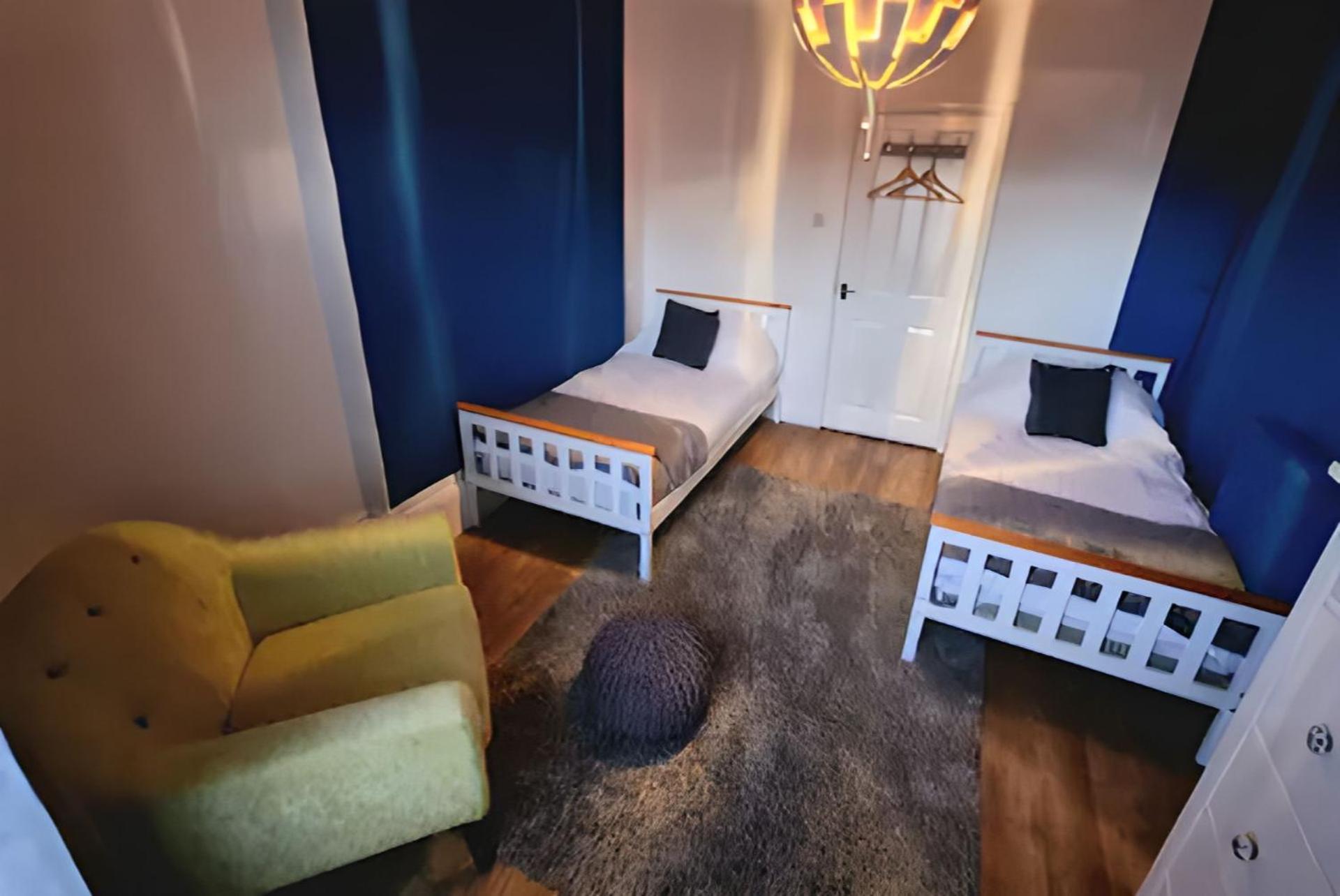 Large 2 Bed, 2 Bath Apt, Parking, Huge Garden, Sky Tv, Wifi, Direct Option