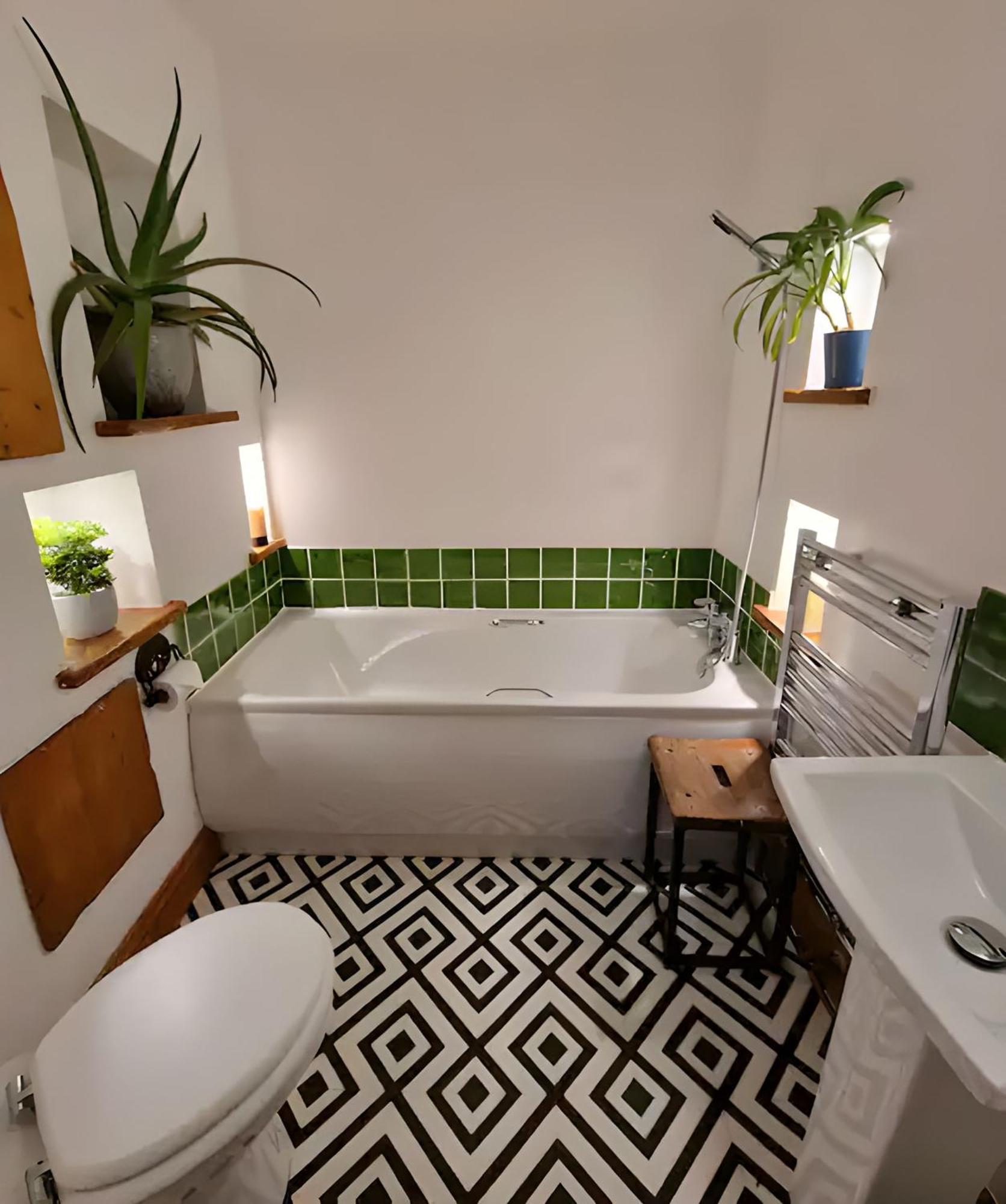 Large 2 Bed, 2 Bath Apt, Parking, Huge Garden, Sky Tv, Wifi, Direct Option Appartement