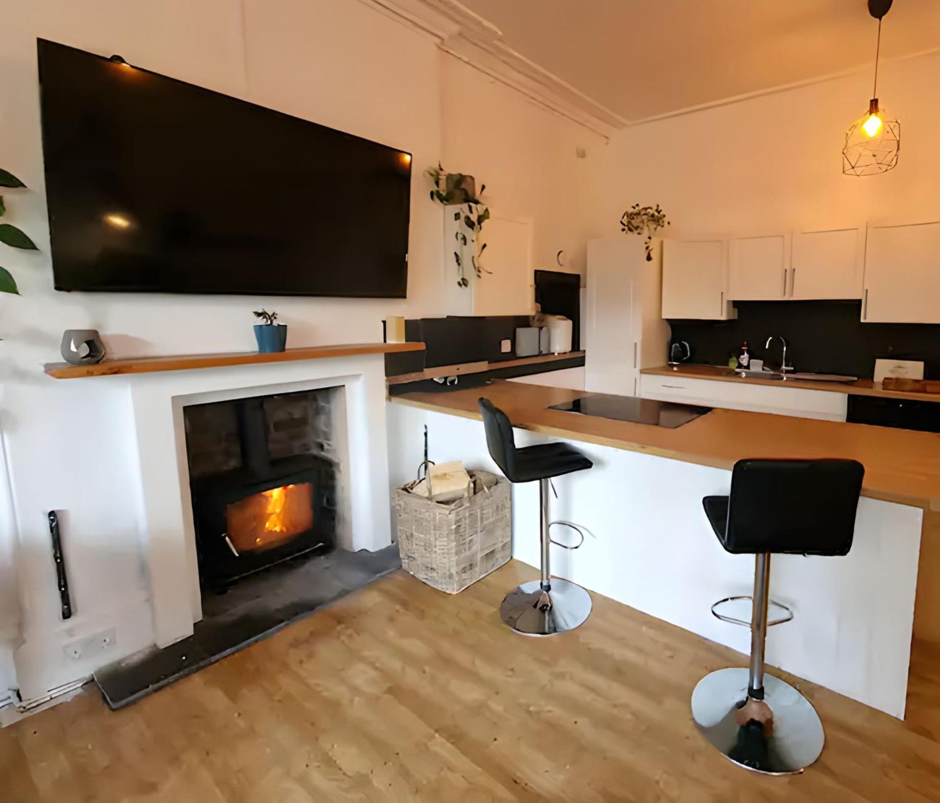 Appartement Large 2 Bed, 2 Bath Apt, Parking, Huge Garden, Sky Tv, Wifi, Direct Option *