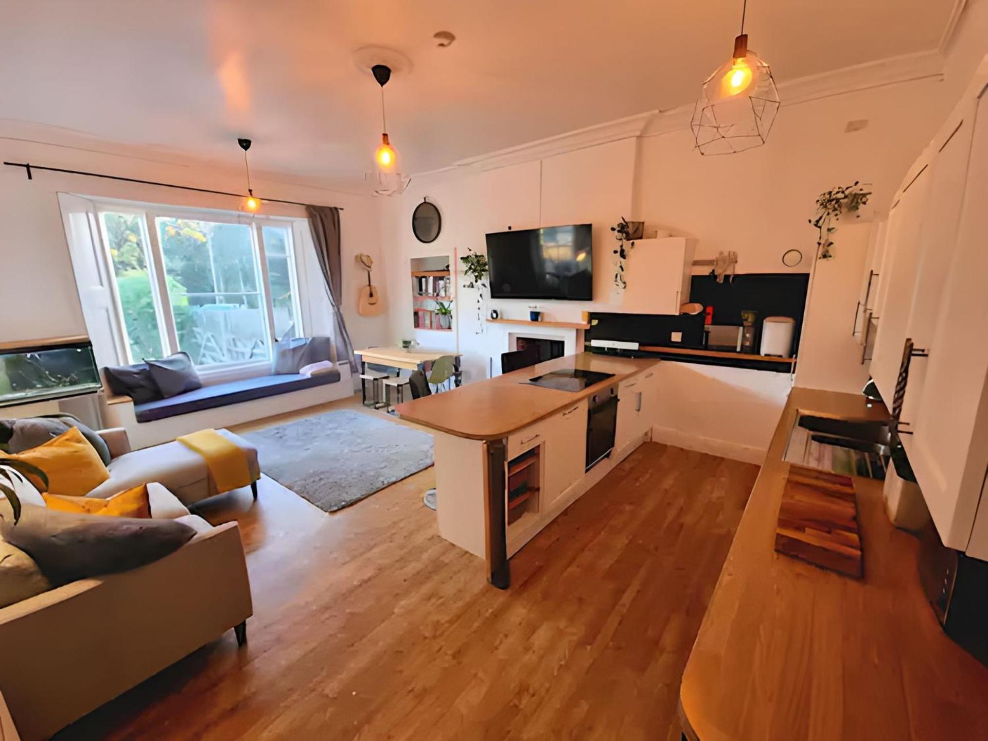 Large 2 Bed, 2 Bath Apt, Parking, Huge Garden, Sky Tv, Wifi, Direct Option Appartement Exeter