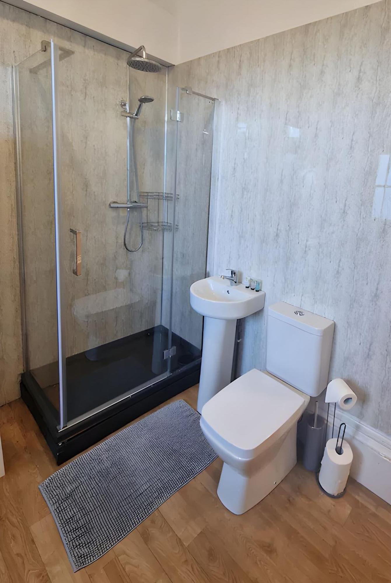 Large 2 Bed, 2 Bath Apt, Parking, Huge Garden, Sky Tv, Wifi, Direct Option Appartement *