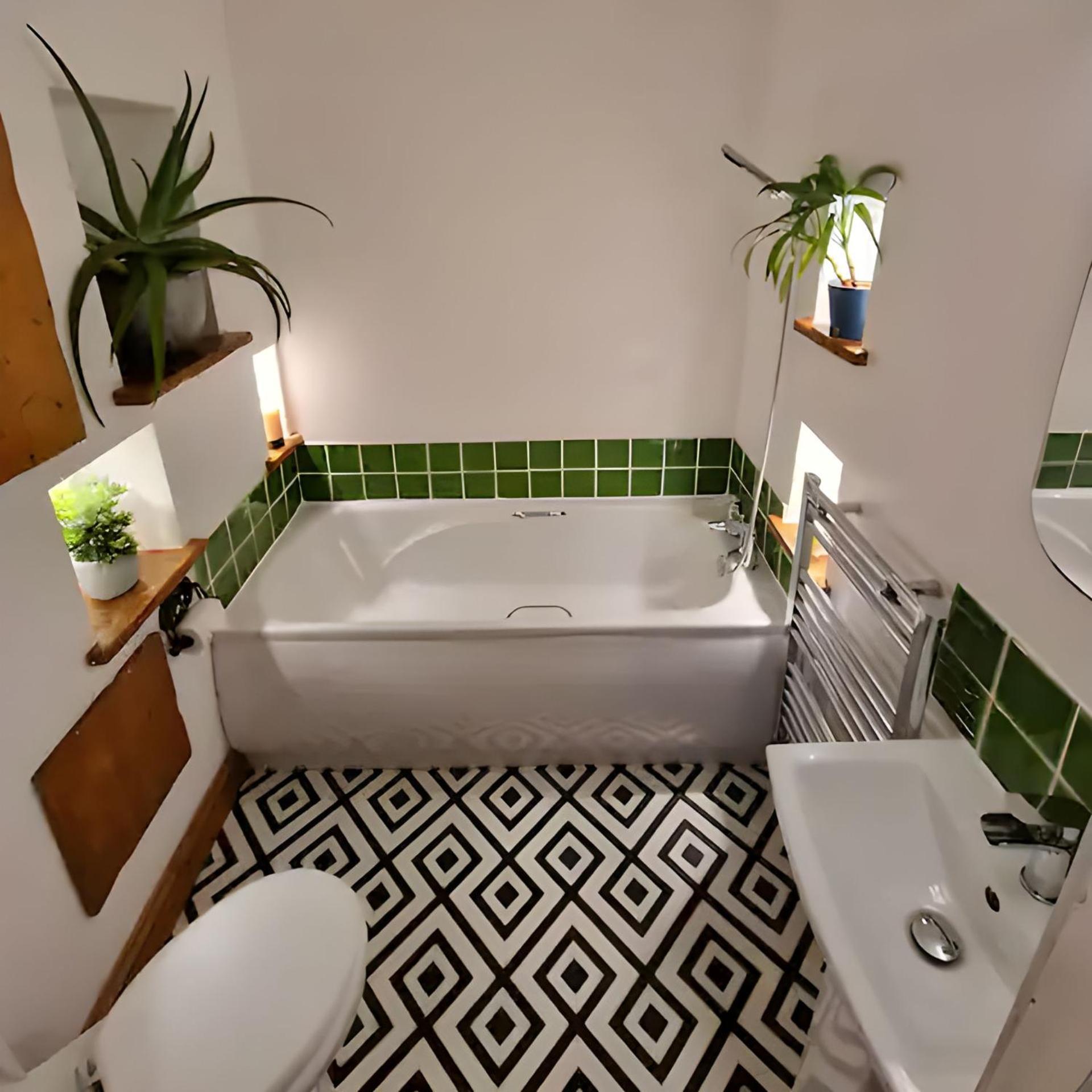 Large 2 Bed, 2 Bath Apt, Parking, Huge Garden, Sky Tv, Wifi, Direct Option *