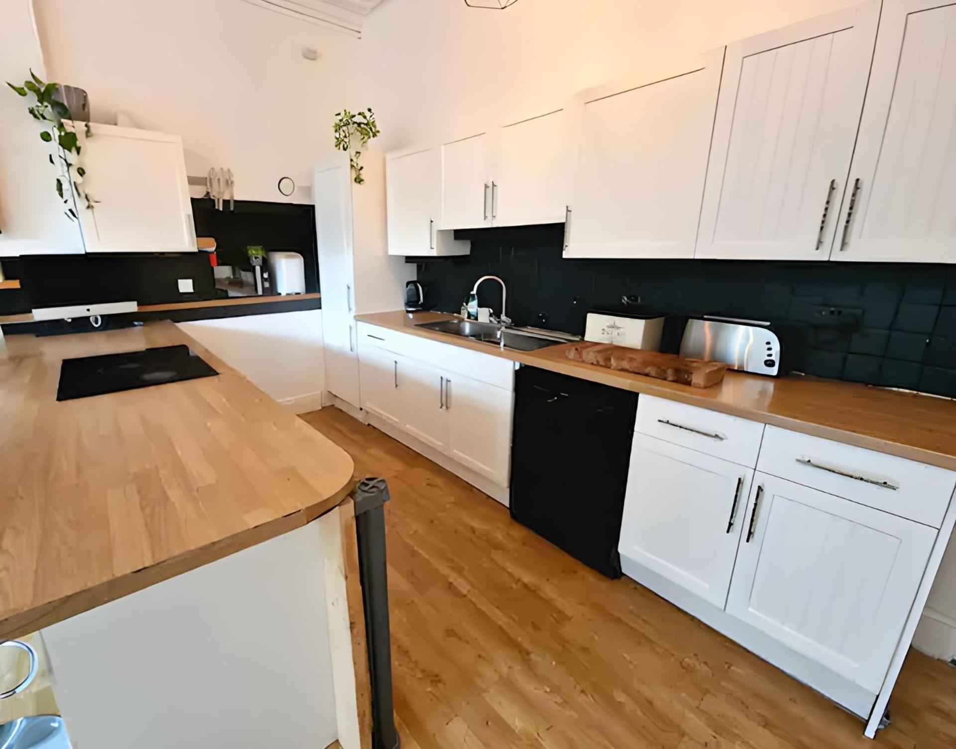 Large 2 Bed, 2 Bath Apt, Parking, Huge Garden, Sky Tv, Wifi, Direct Option *