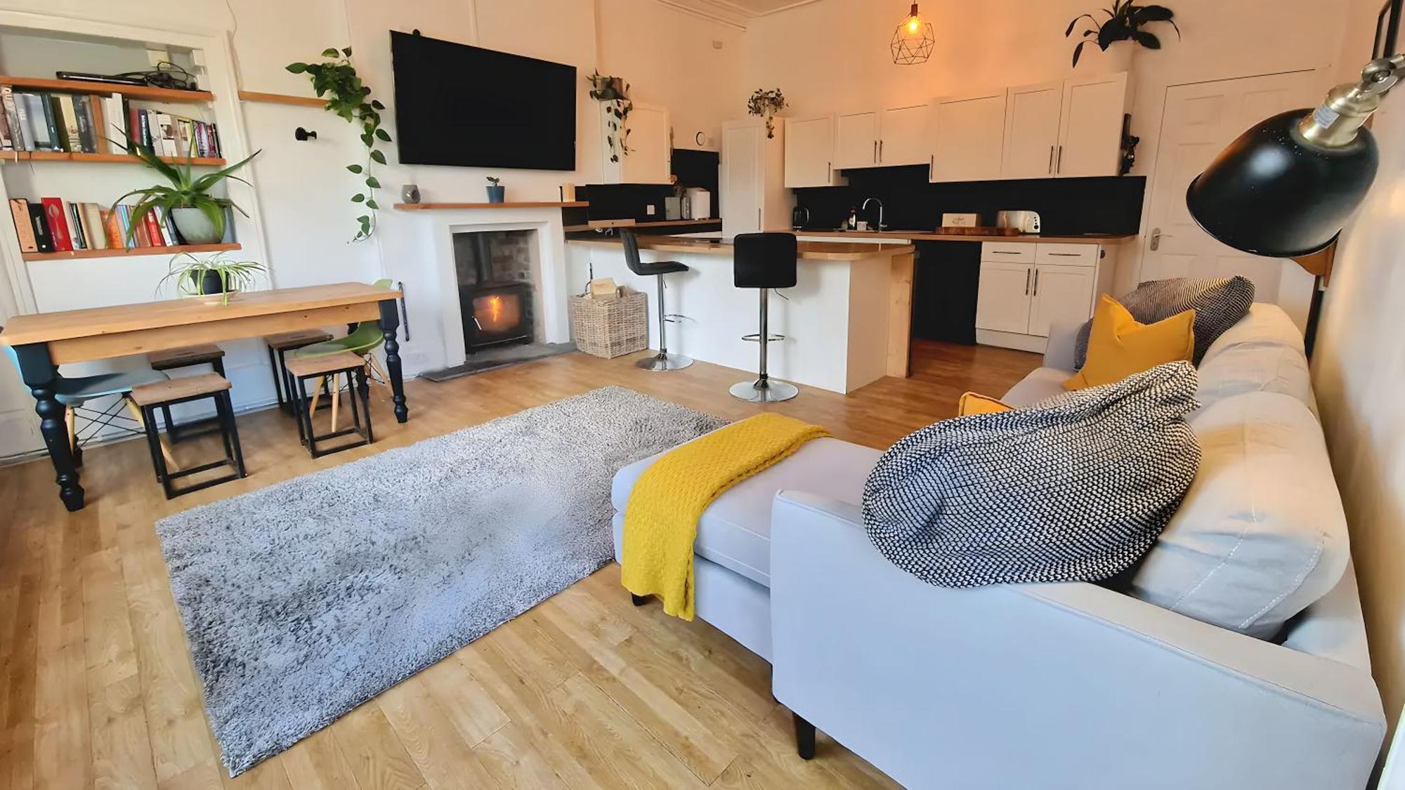 Large 2 Bed, 2 Bath Apt, Parking, Huge Garden, Sky Tv, Wifi, Direct Option Exeter
