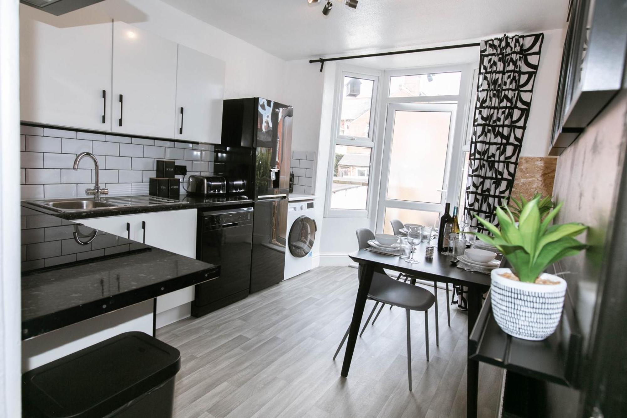 Sleeps 6, Parking, Smart Tv, Garden, Contact For Discounted Prices Apartment