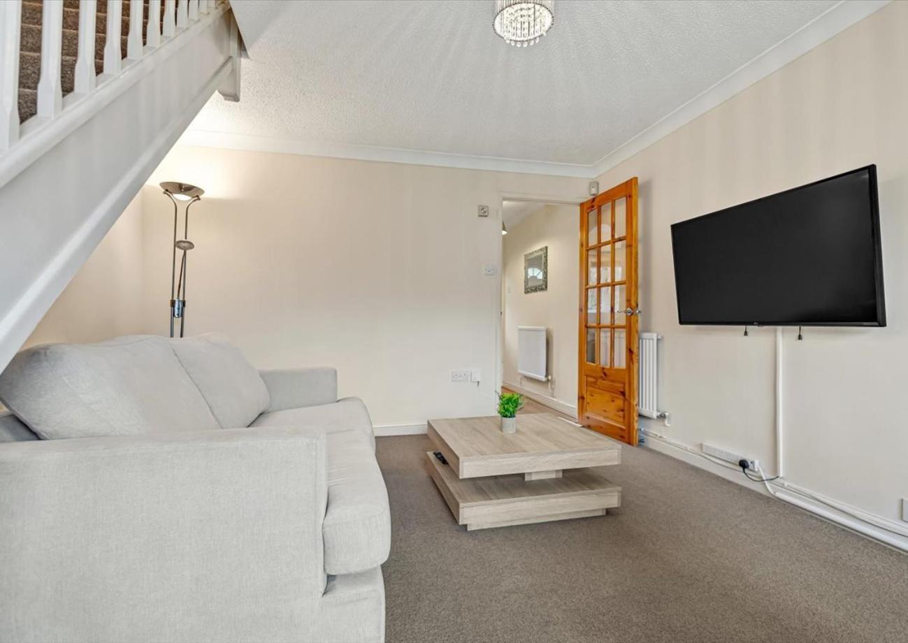 Stunning 2br With Private Garden, Near Airport & Met Office Apartment *