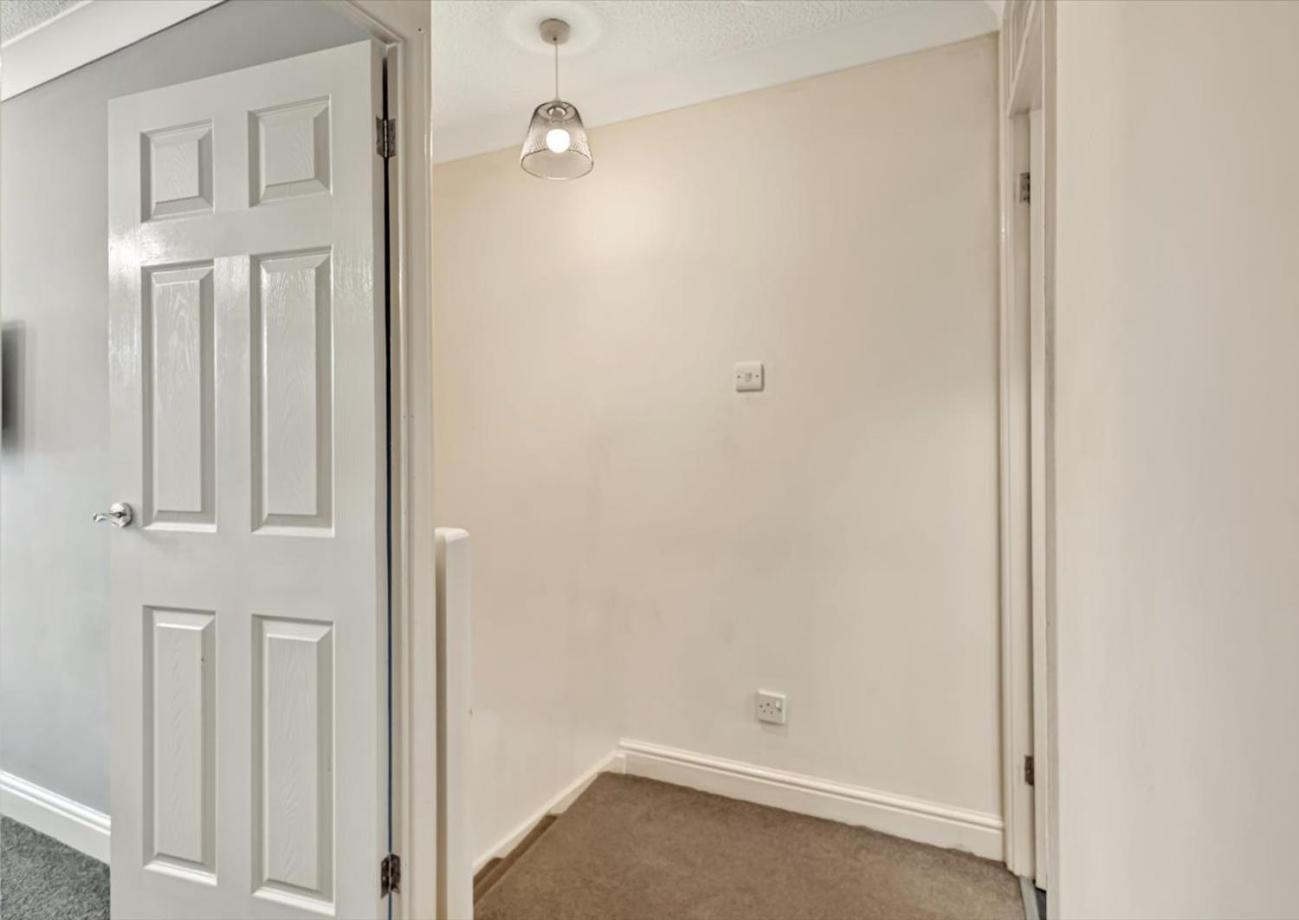 Stunning 2br With Private Garden, Near Airport & Met Office