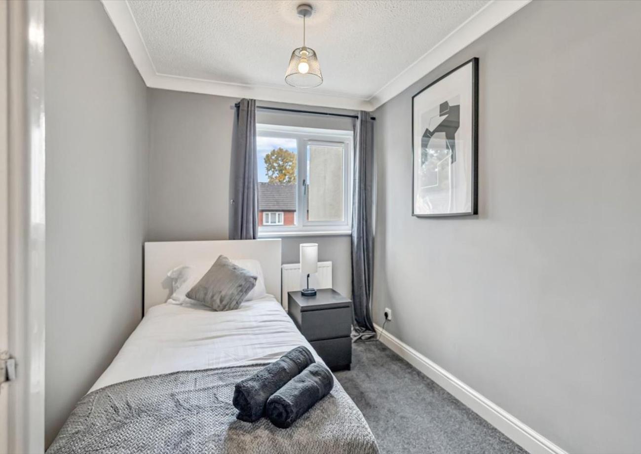Stunning 2br With Private Garden, Near Airport & Met Office *