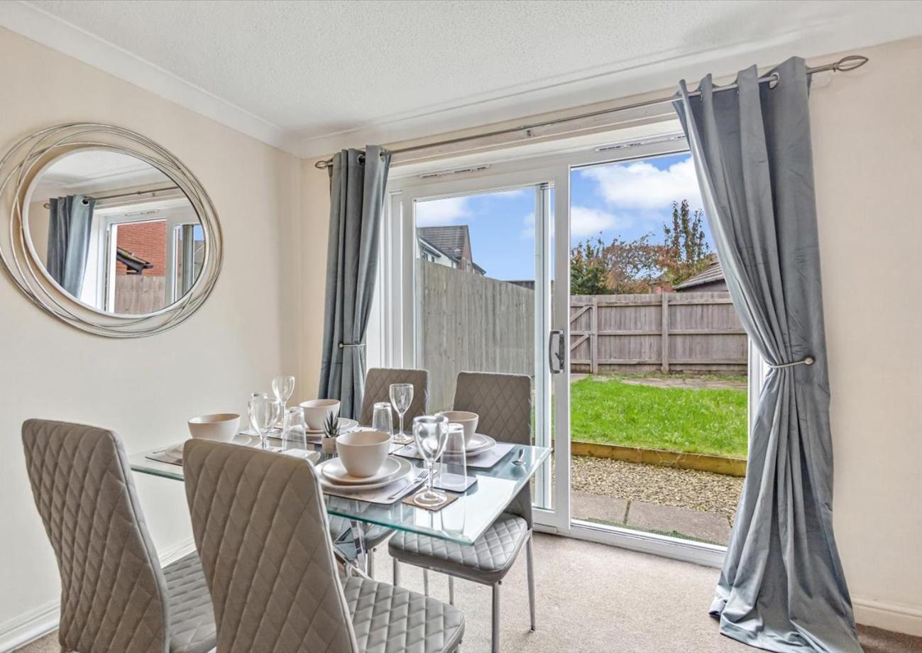 Stunning 2br With Private Garden, Near Airport & Met Office *