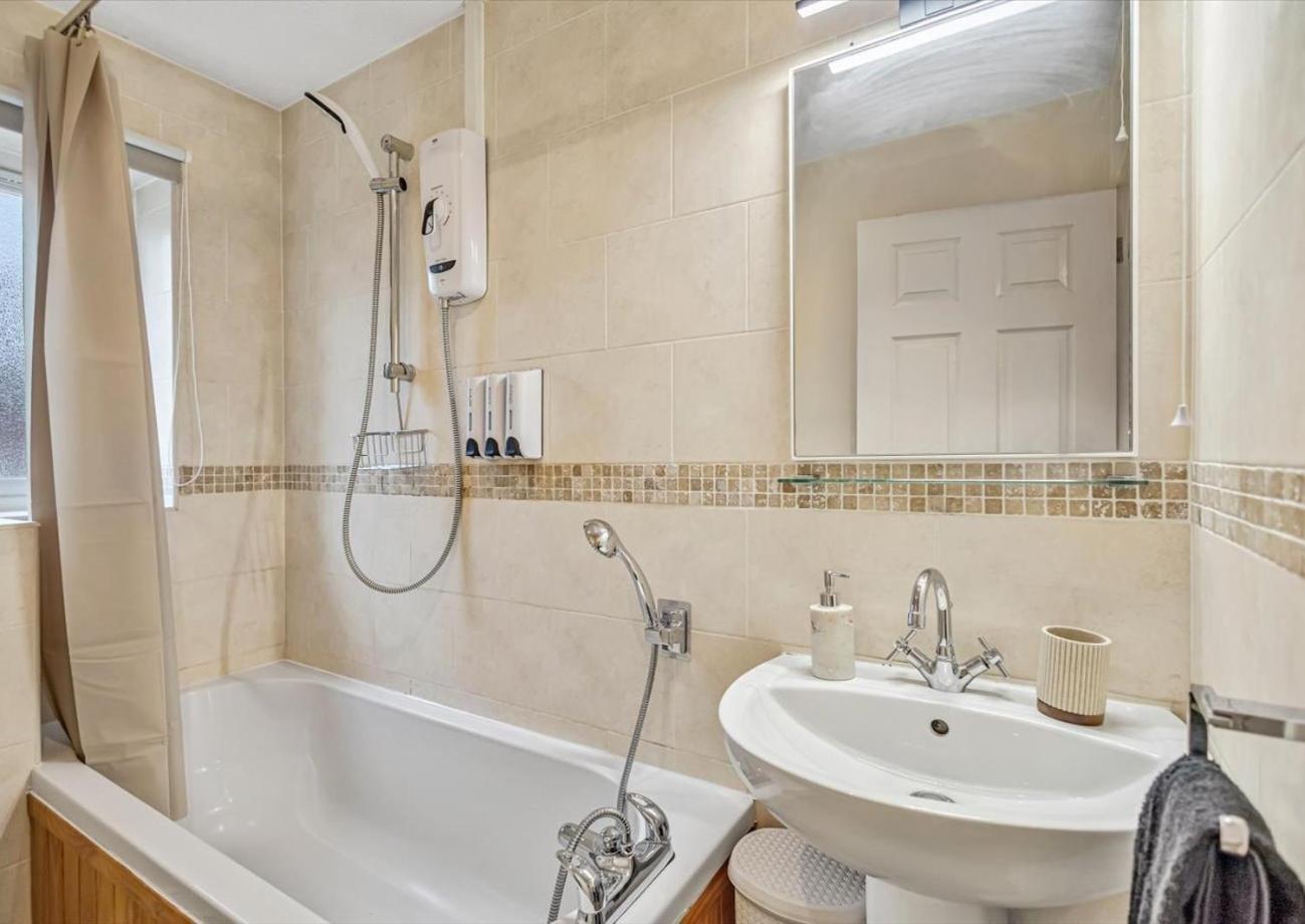 Apartment Stunning 2br With Private Garden, Near Airport & Met Office *