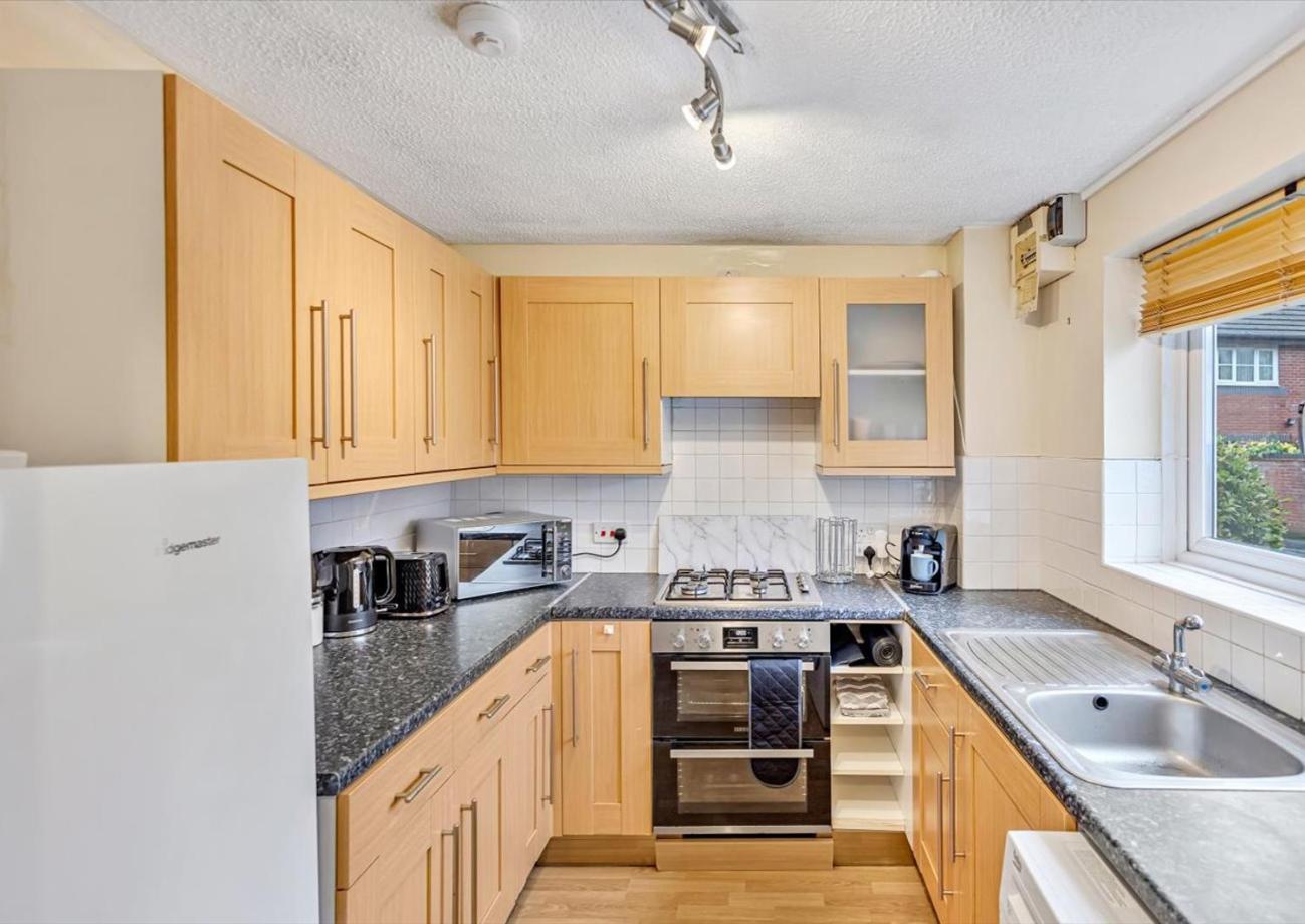 Stunning 2br With Private Garden, Near Airport & Met Office Apartment
