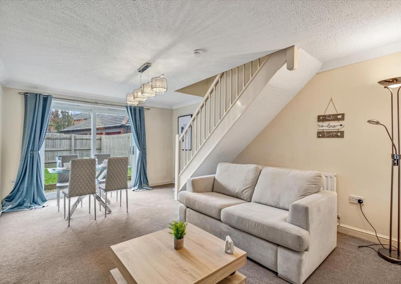 Apartment Stunning 2br With Private Garden, Near Airport & Met Office