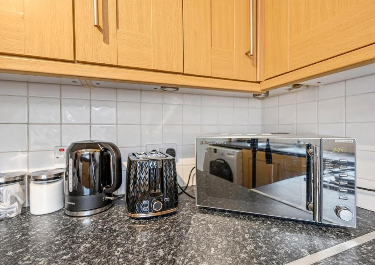 Apartment Stunning 2br With Private Garden, Near Airport & Met Office *