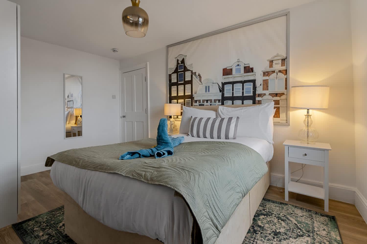 City Heights Sleeps 8 - Short Uk Holiday home *