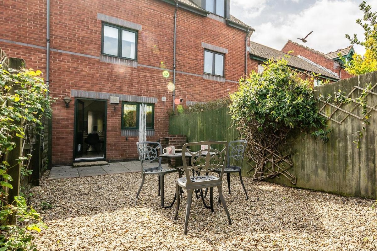 Stylish Townhouse By The Quay With Parking Holiday home