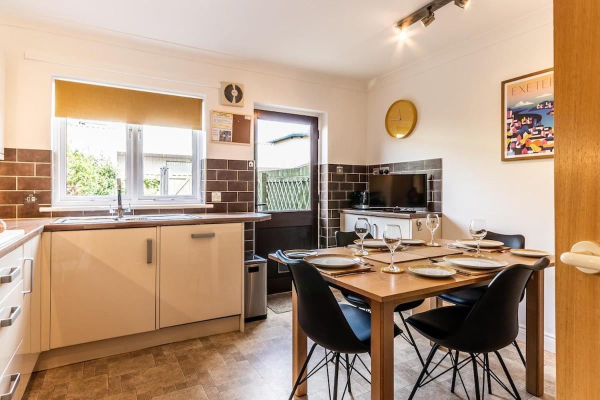 Stylish Townhouse By The Quay With Parking Holiday home
