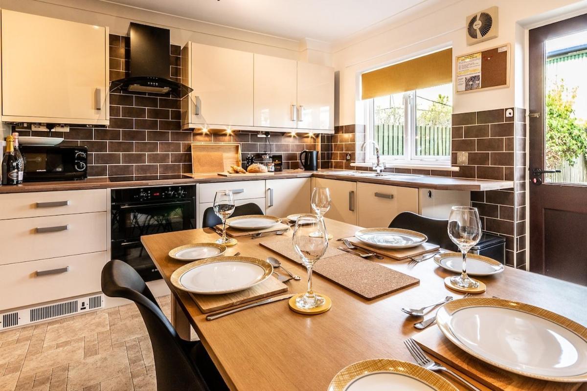 Stylish Townhouse By The Quay With Parking *