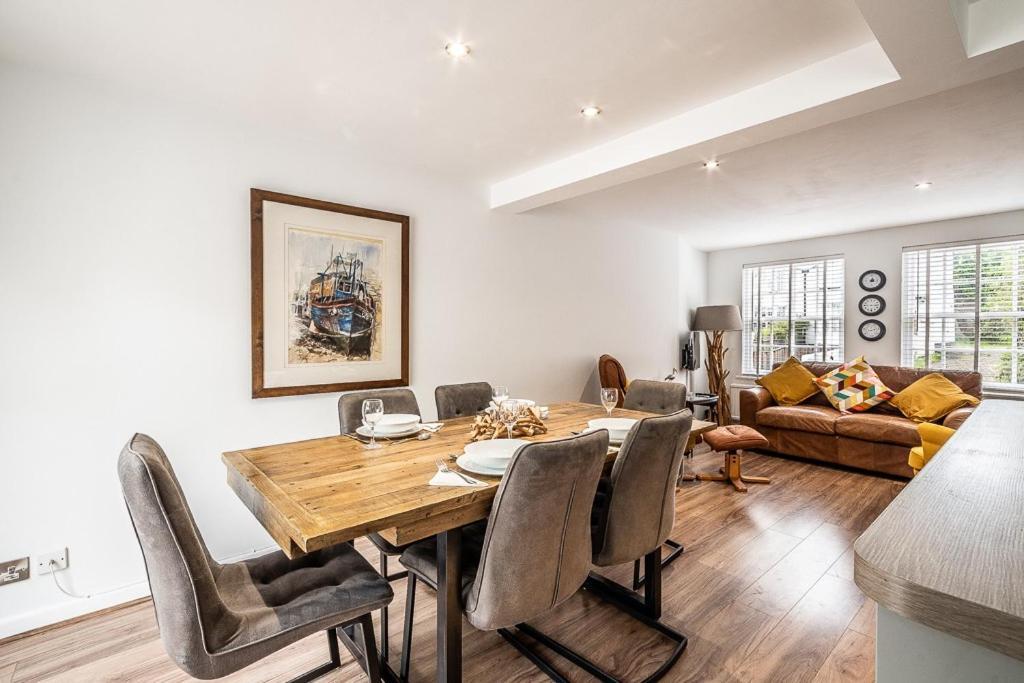 Cosy In Topsham With Parking *