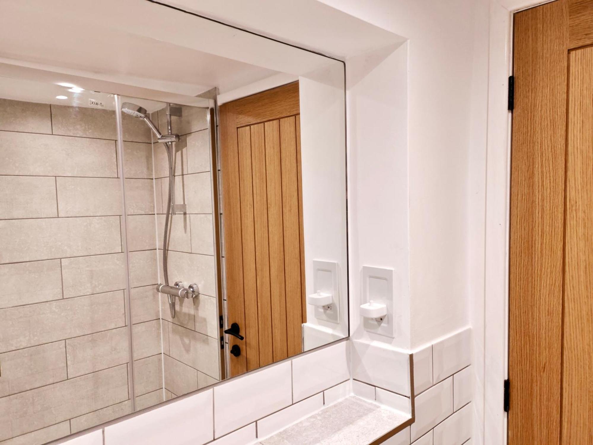 Contractor-friendly 2-bed - Fast Wifi And Free Overnight Parking Apartment Exeter