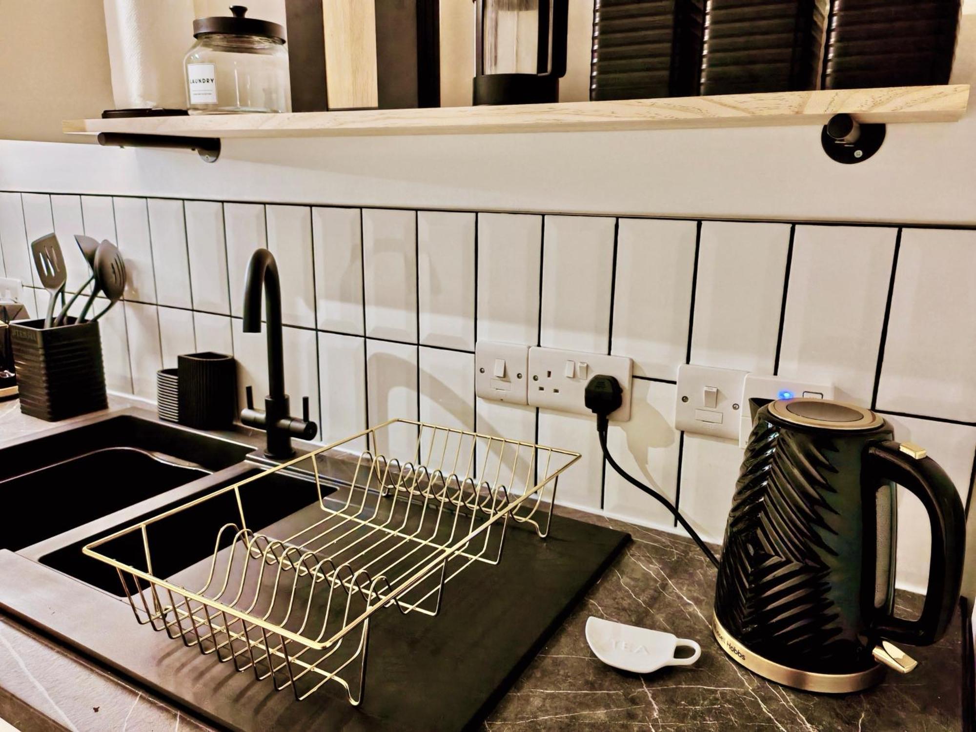 Contractor-friendly 2-bed - Fast Wifi And Free Overnight Parking *