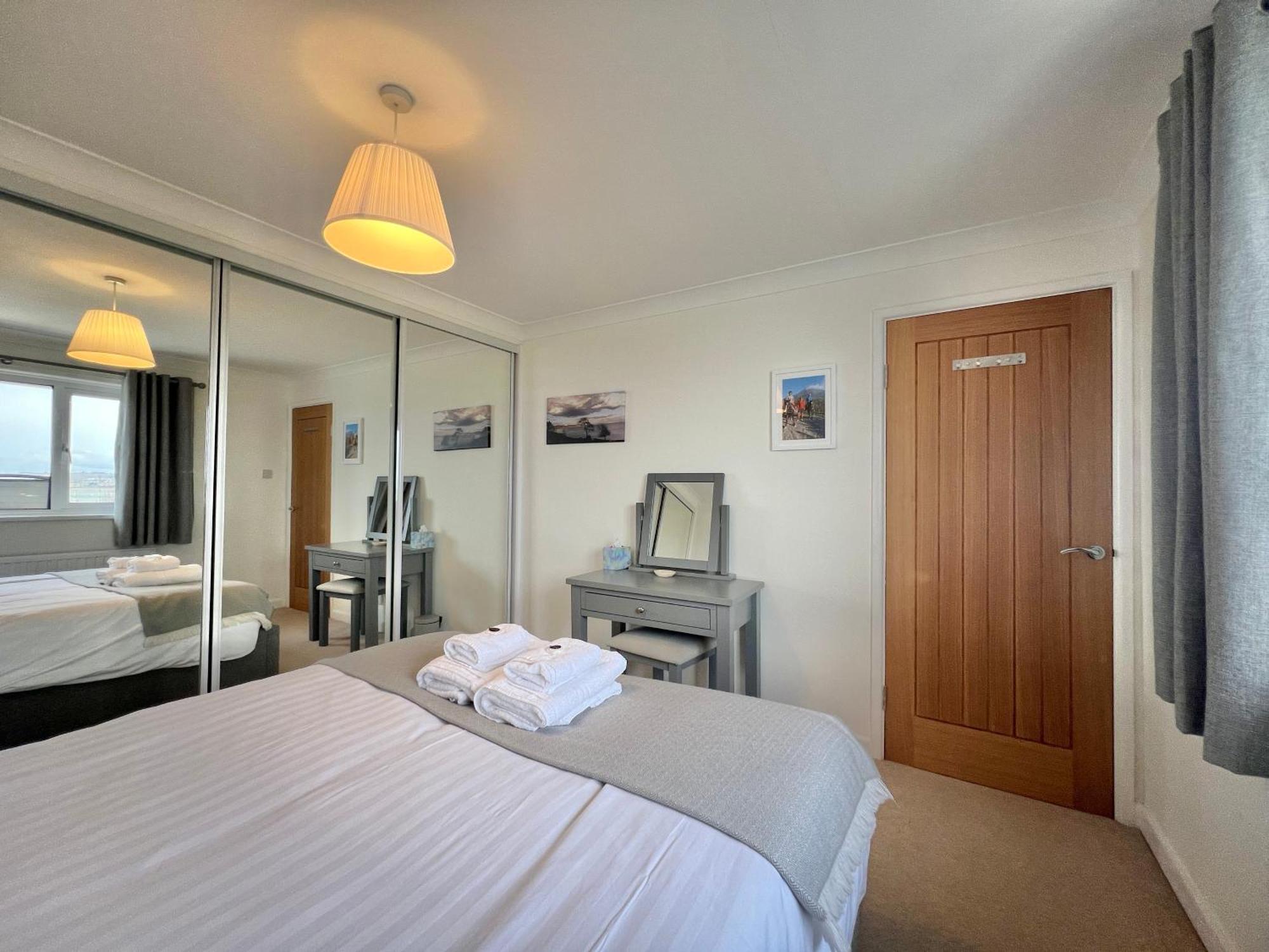 4 Bed Retreat With Balcony & Estuary Views *