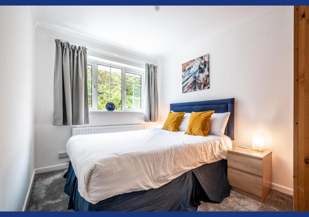 4 Bed Retreat With Balcony & Estuary Views *