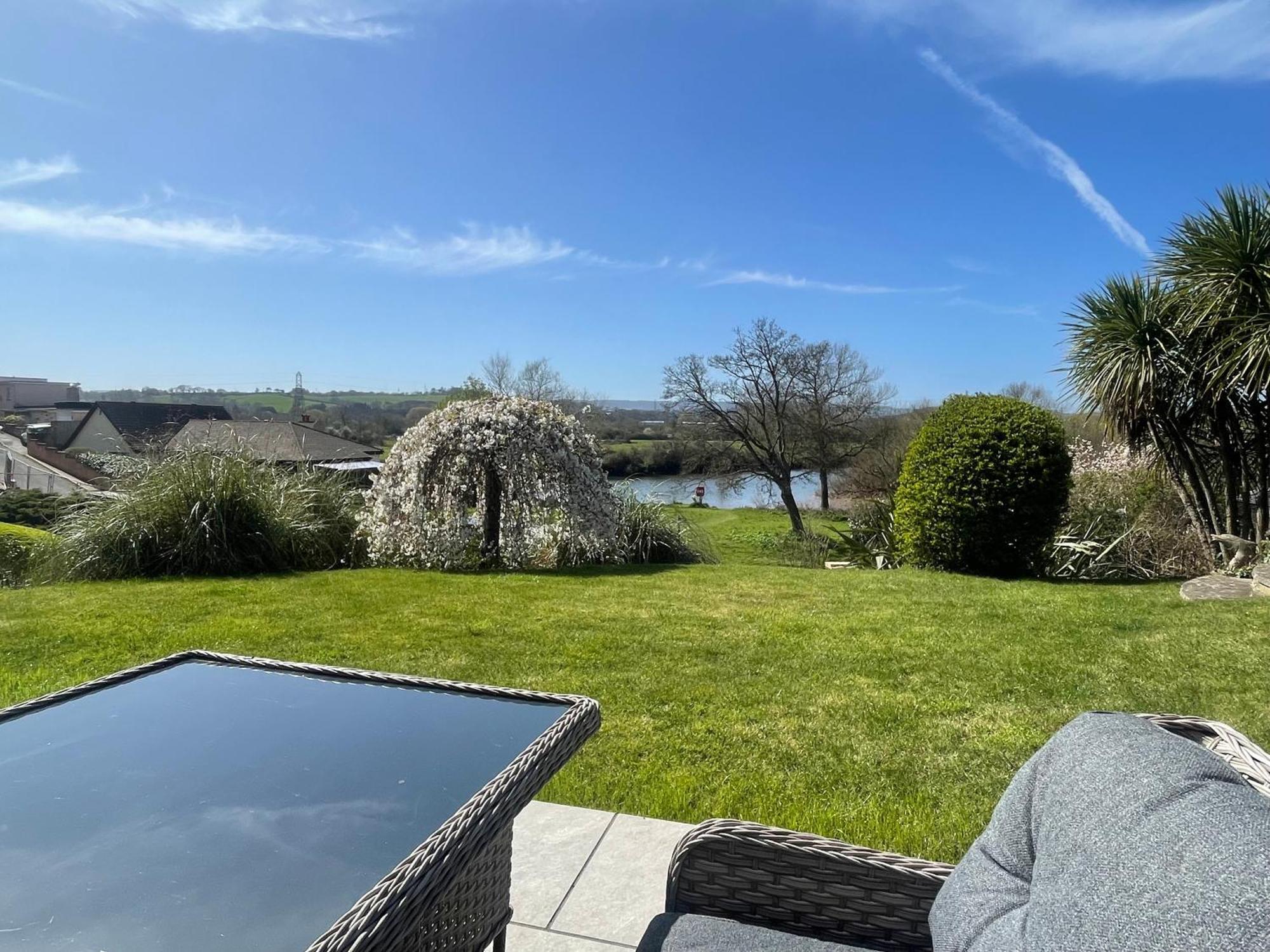 River Retreat - River Views & Parking Apartment Exeter