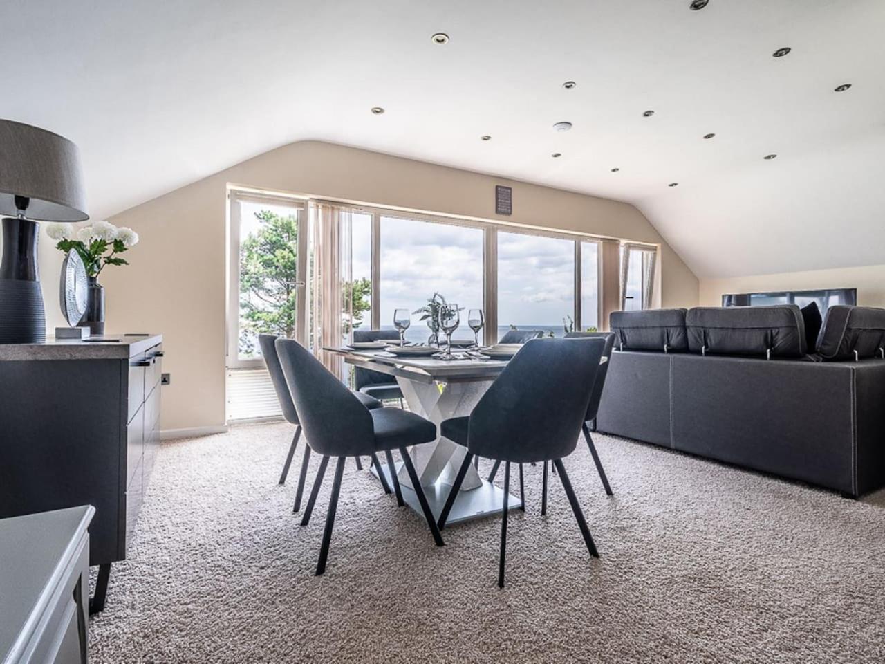 Stunning With Uninterrupted Views Apartment *