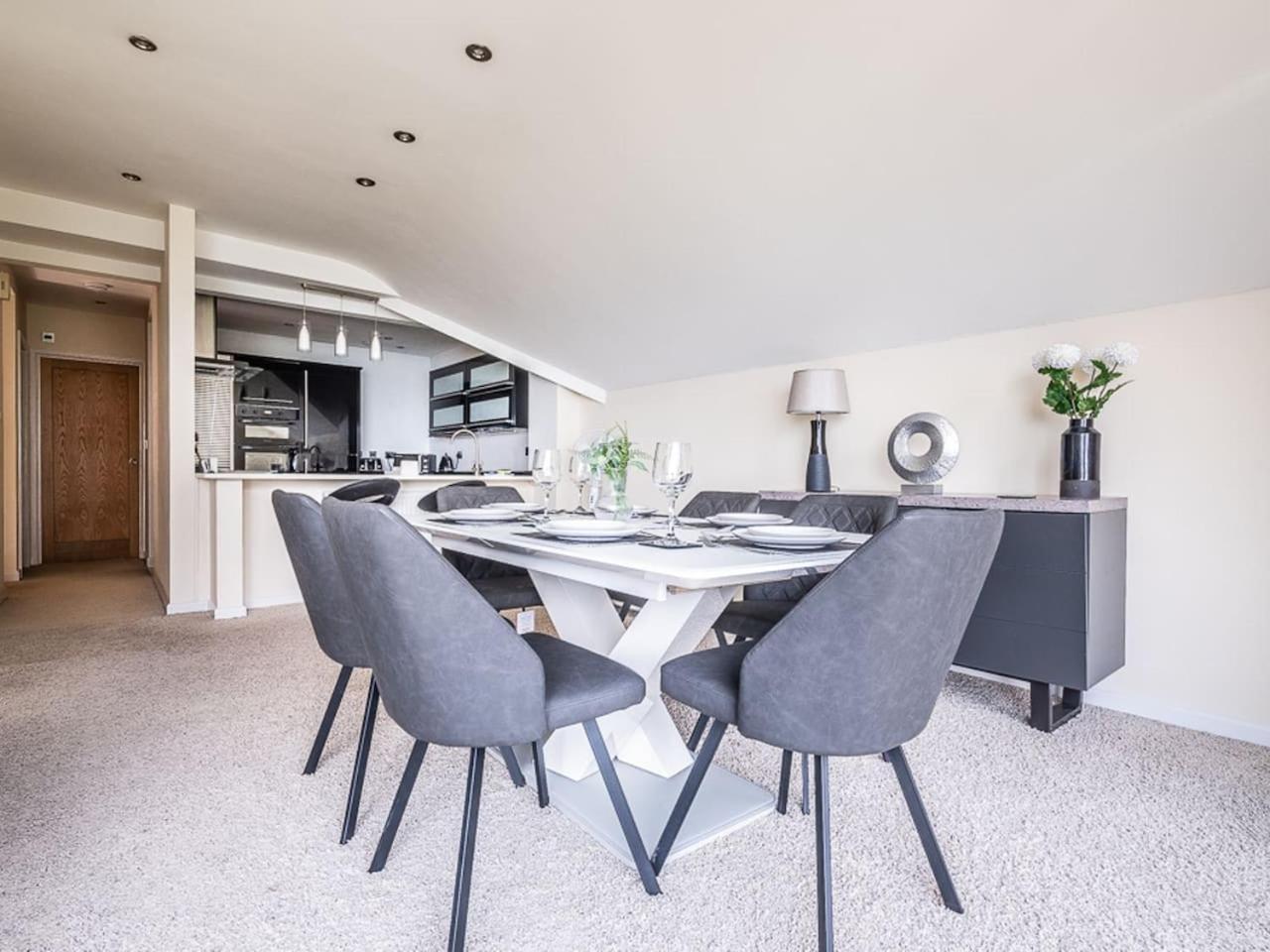 Stunning With Uninterrupted Views Apartment *
