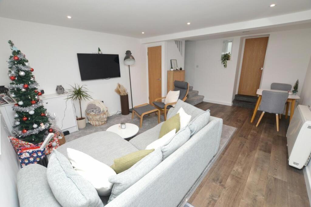 Spacious 2-bed - Hospital & Nearby Parking Pet Friendly Exeter