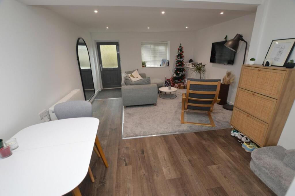 Apartment Spacious 2-bed - Hospital & Nearby Parking Pet Friendly