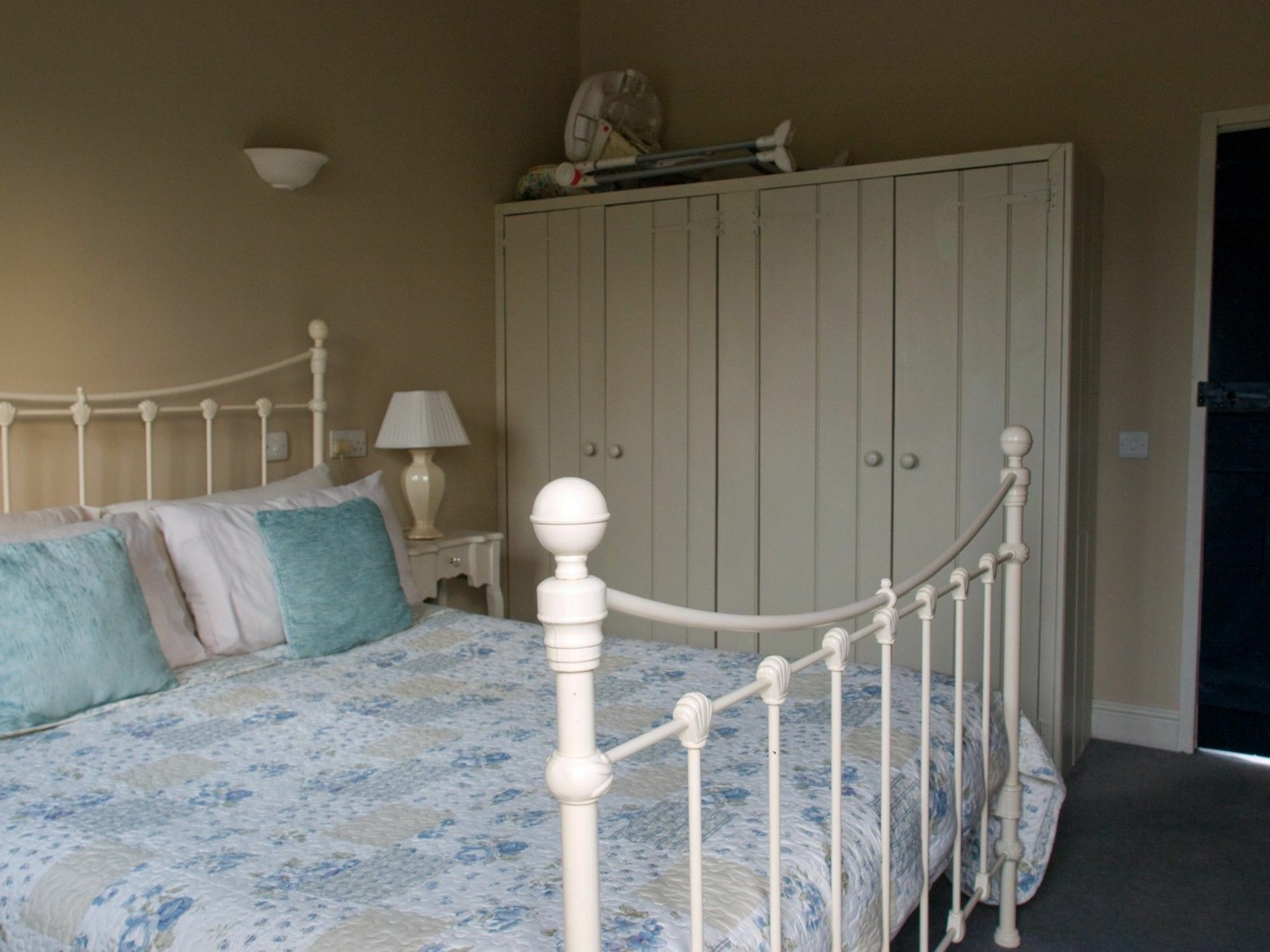 Hues Piece Paynes Farm * Exeter