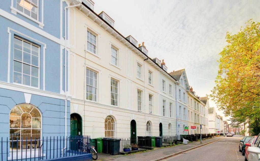 Apartment Beautiful One Bedroom Ground Floor With Parking *