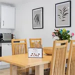 Spacious City Centre Apt Near Cathedral & Quay