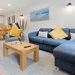 Spacious City Centre Apt Near Cathedral & Quay