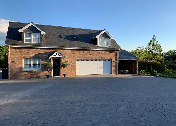 High Specification Coach House, Ebford.