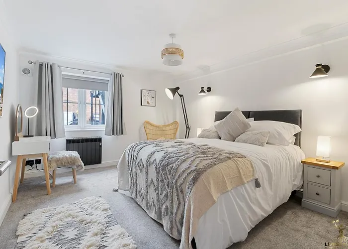 Spacious City Centre Apt Near Cathedral & Quay