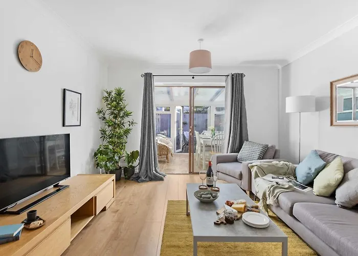 Chandlers Walk Modern Comfy Family Home In Exeter