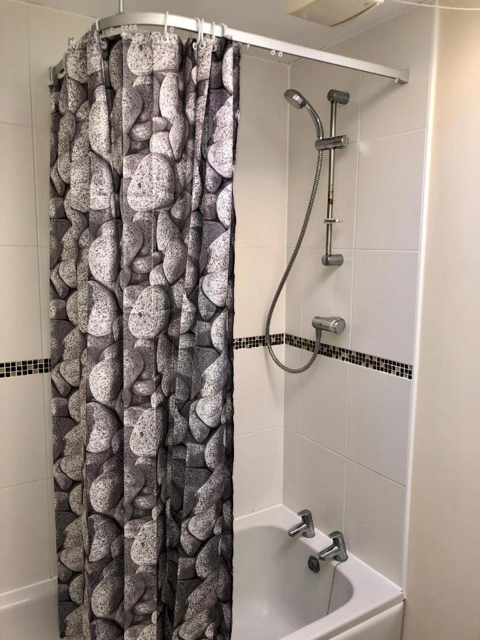 Entire Two Bed Coach House Super King Beds Turn Into Singles Holiday home *