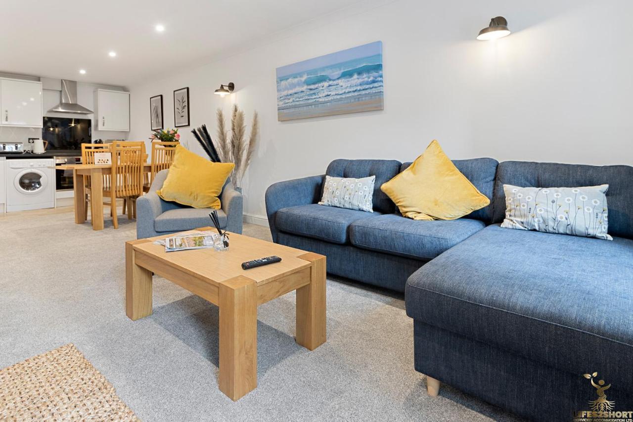 Spacious Centre Apt Near Cathedral & Quay