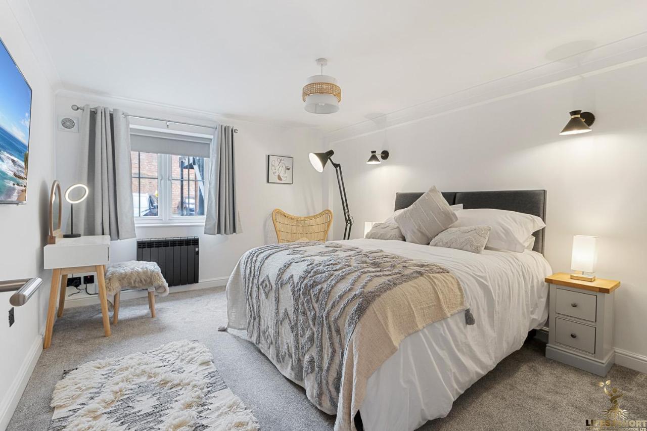 Spacious Centre Apt Near Cathedral & Quay