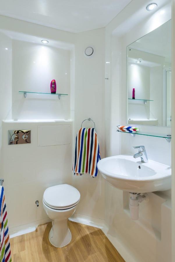 Zeni 5 Bed In *