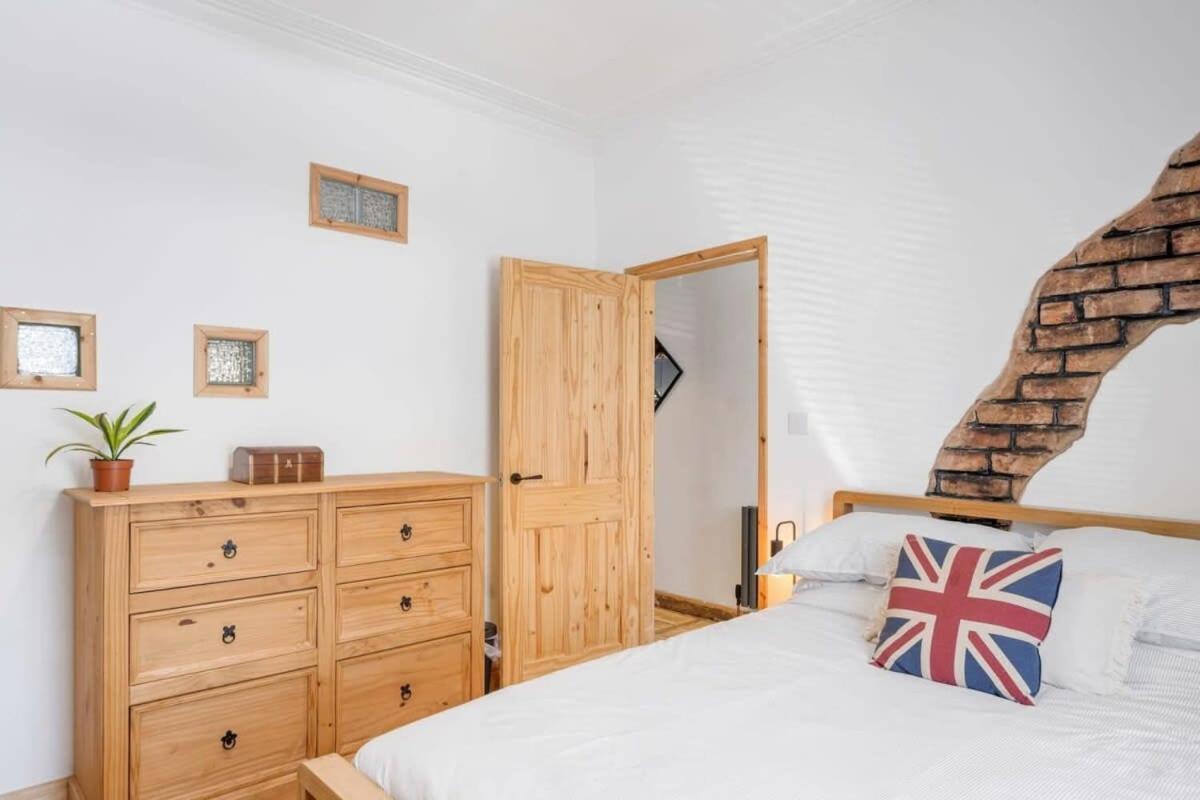 Holiday home Stylish House W Free Parking Nr Centre