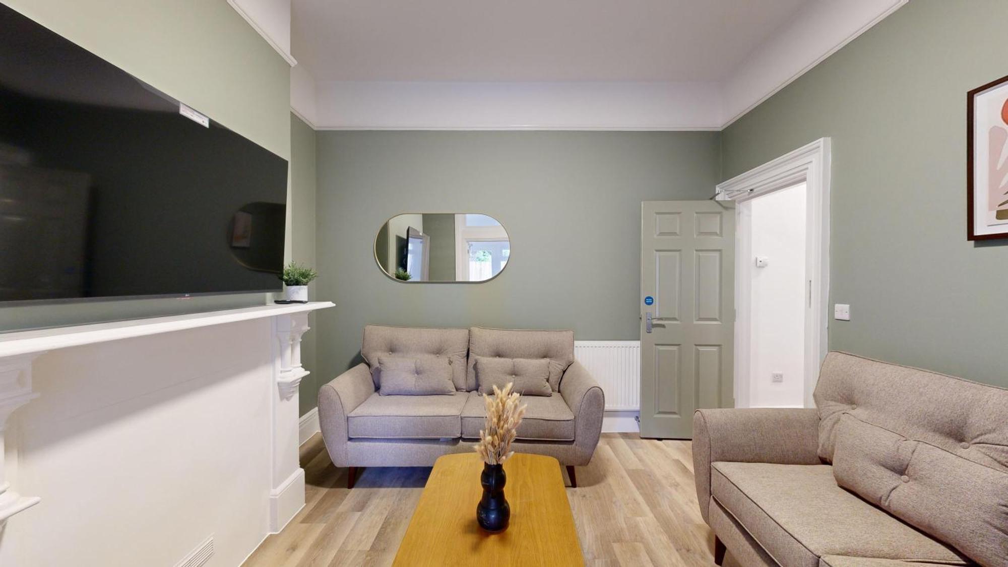 Spacious 7-bedroom Apartment *