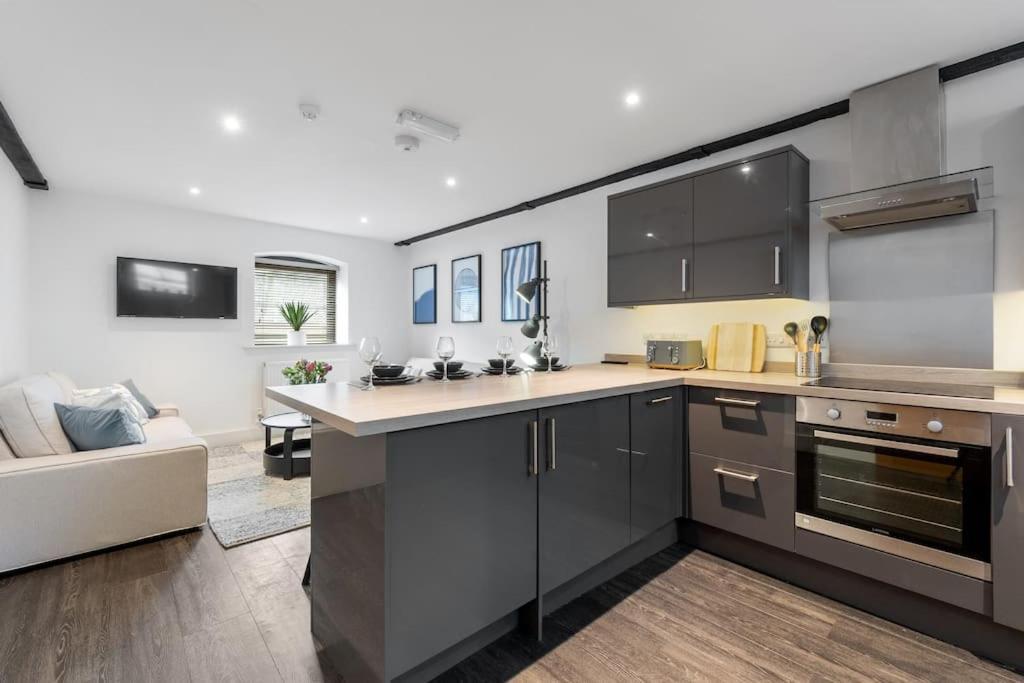 1a The Courtyard, * Exeter