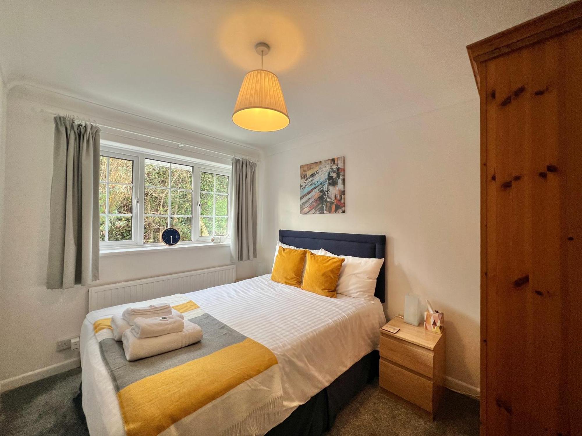 Holiday home 4 Bed Retreat With Balcony & Estuary Views *