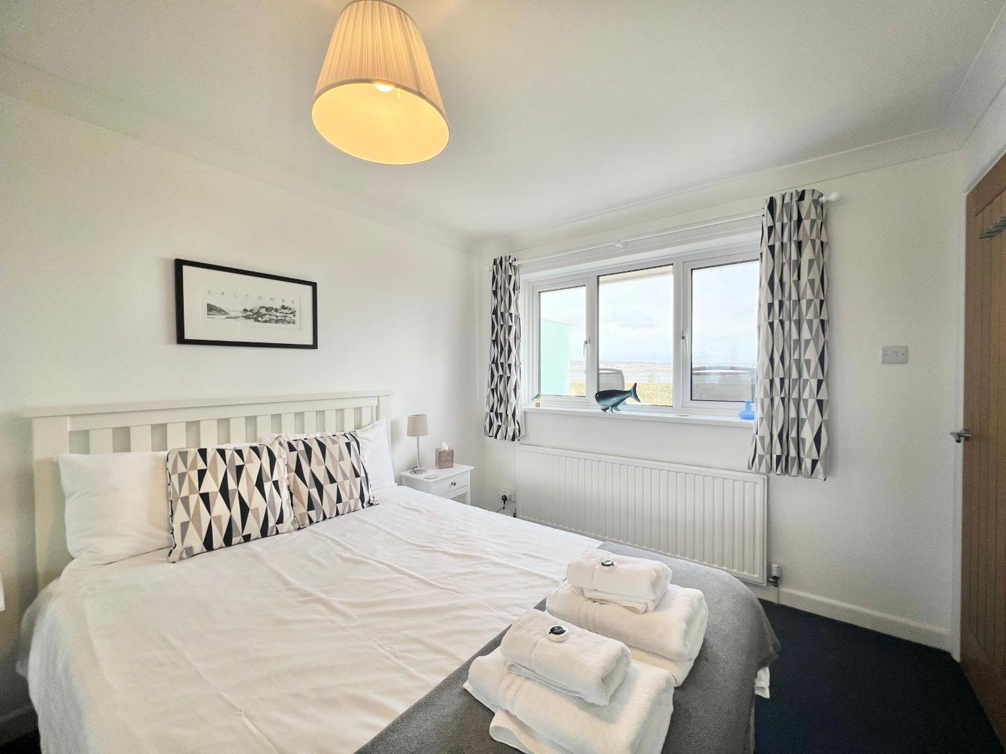 4 Bed Retreat With Balcony & Estuary Views