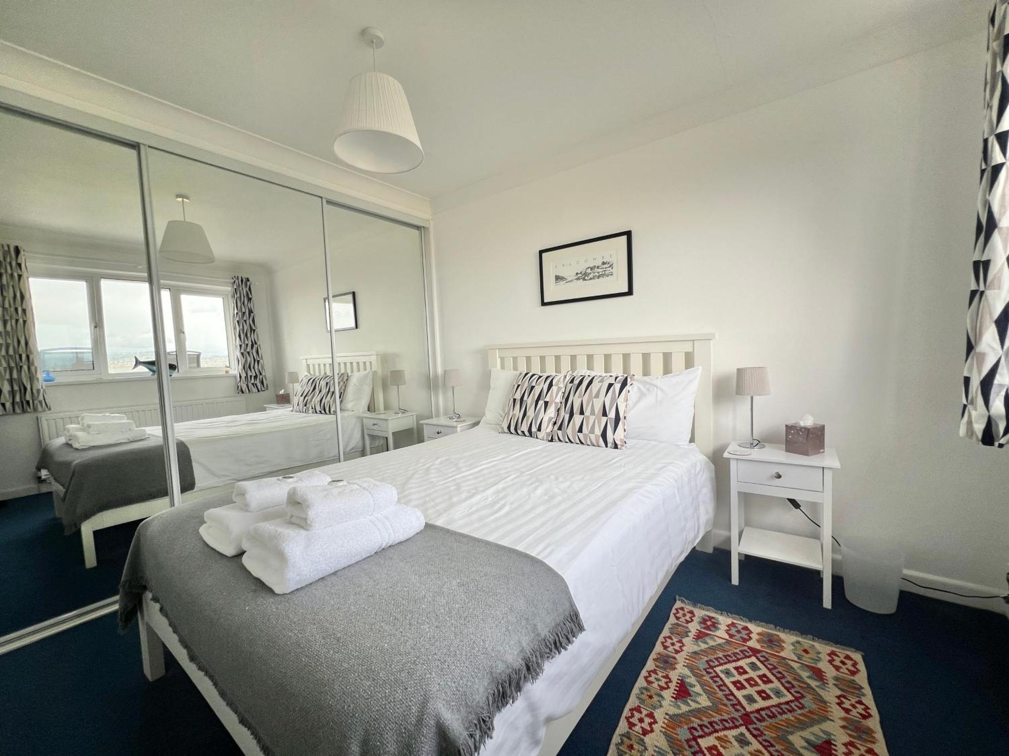 4 Bed Retreat With Balcony & Estuary Views *